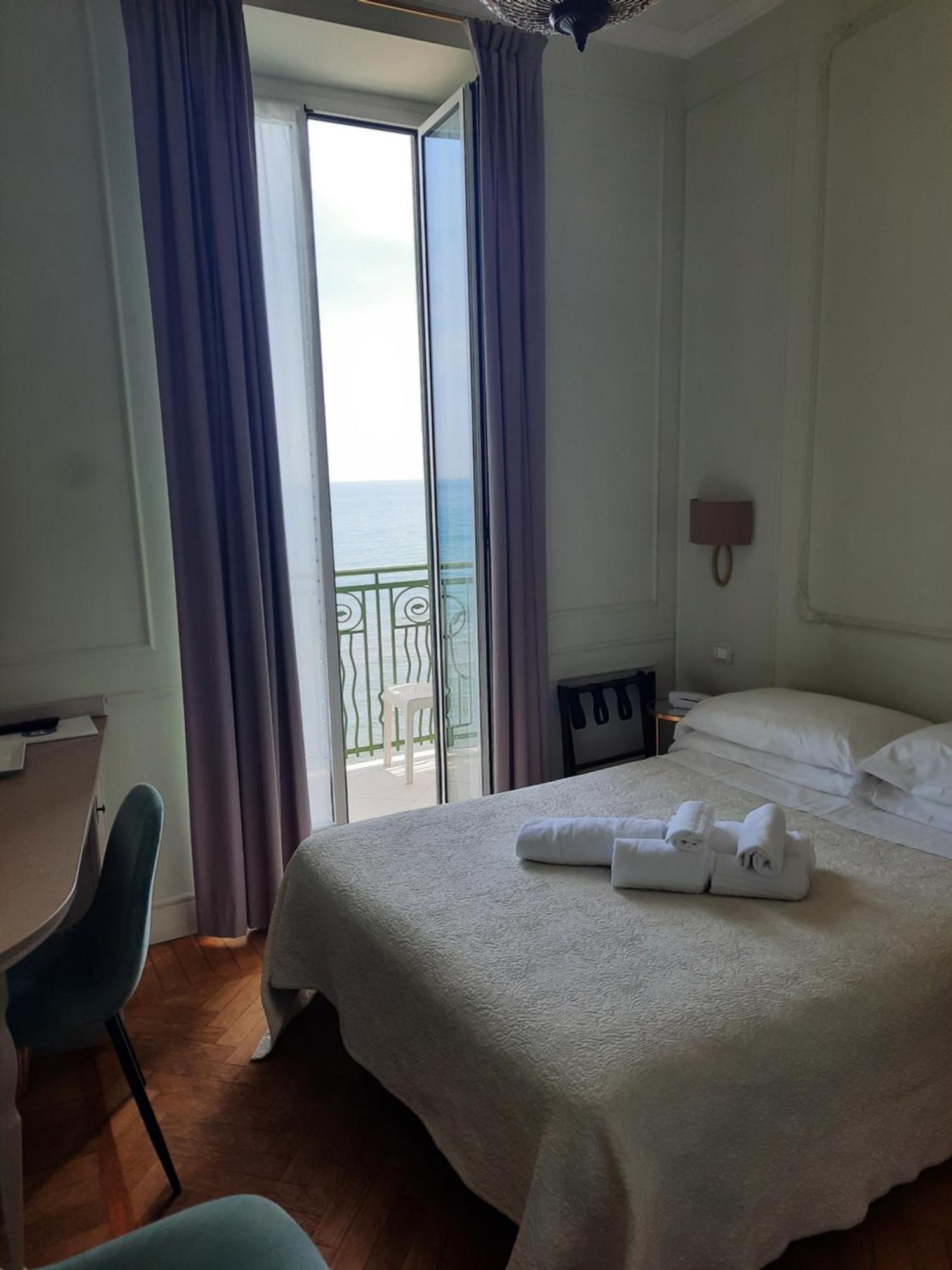 Hotel Eden Alaxi Hotels อาลัสซิโอ ภายนอก รูปภาพ
